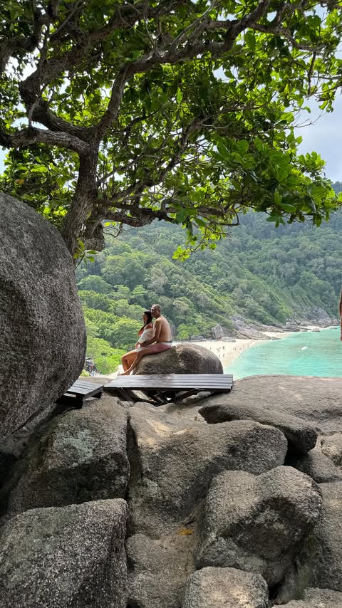 Instagram post by @bsrayarar for SUUD COLLECTION. Caption reads: [...] to city diyebilir miyiz 🤎 

 Coat:....