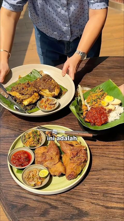Instagram post by @jktfoodbang for Bank Mandiri. Caption reads: [...] sampe 200rb*. Ini bayarnya pakai Bank....