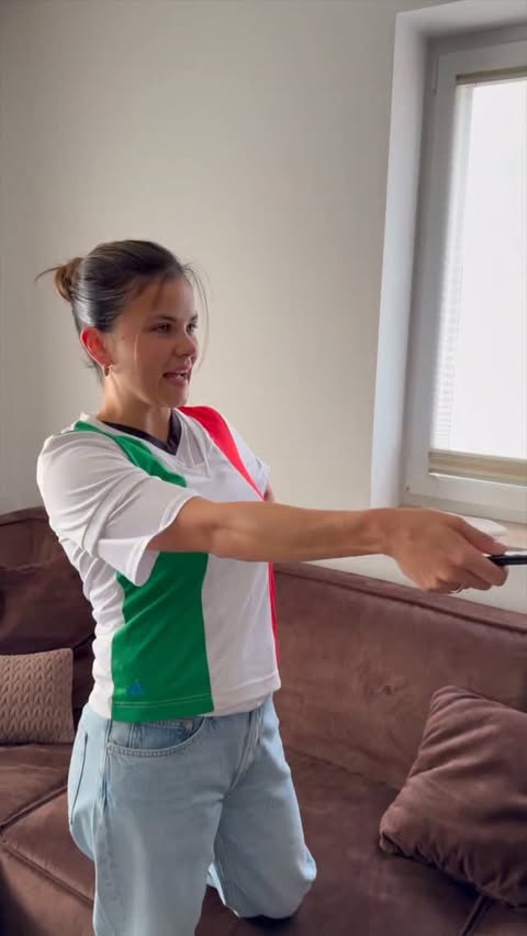 Instagram post by @louisa_masciullo for Samsung Germany. Caption reads: [...] mit Quick Share 😁⚽️. @samsunggermany....