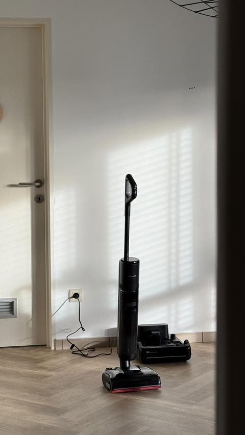 Instagram post by @eslemliving for Dreame. Caption reads: @dreame_nederland H15 Pro Cleaning Made Easy!....