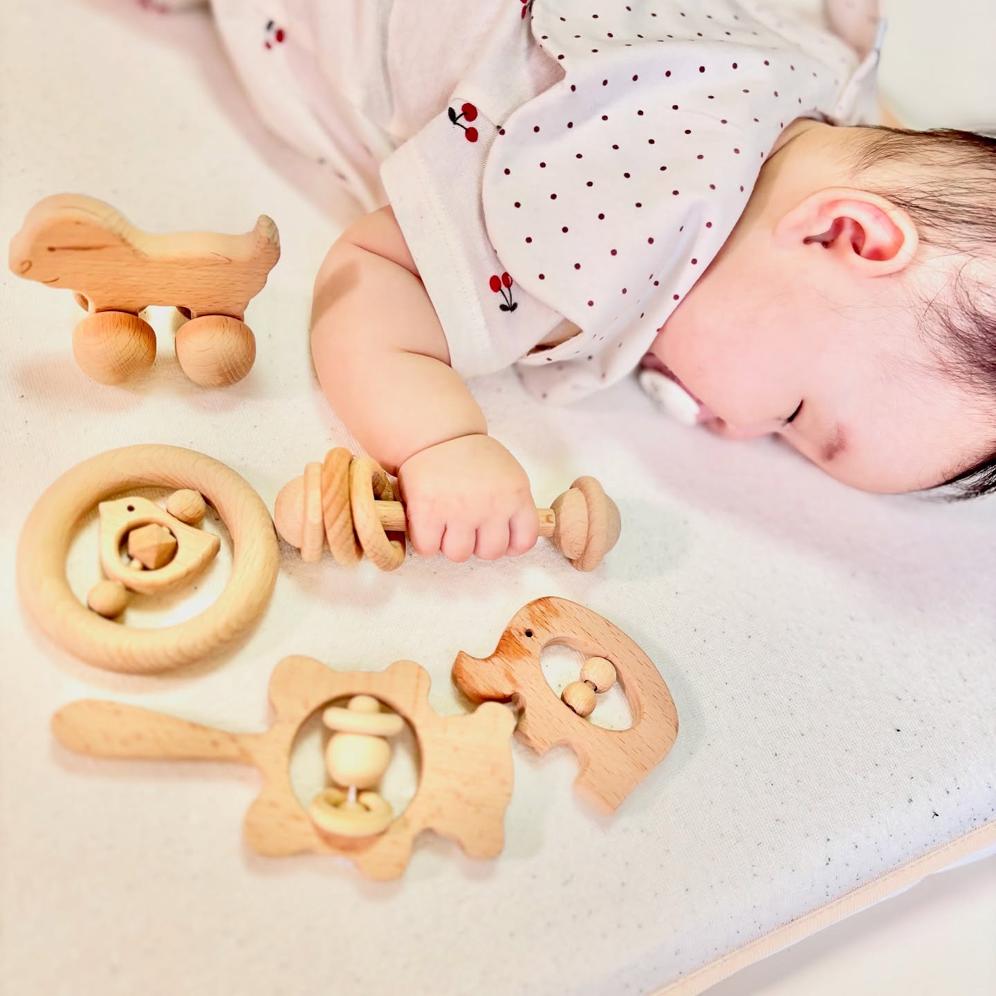 Instagram post by @akari_tsukamoto for Kids Laboratory. Caption reads: ・

✨✨✨✨✨✨✨✨✨✨✨✨✨✨✨
✨  おもちゃのサブスクレンタルはじめたよ！....