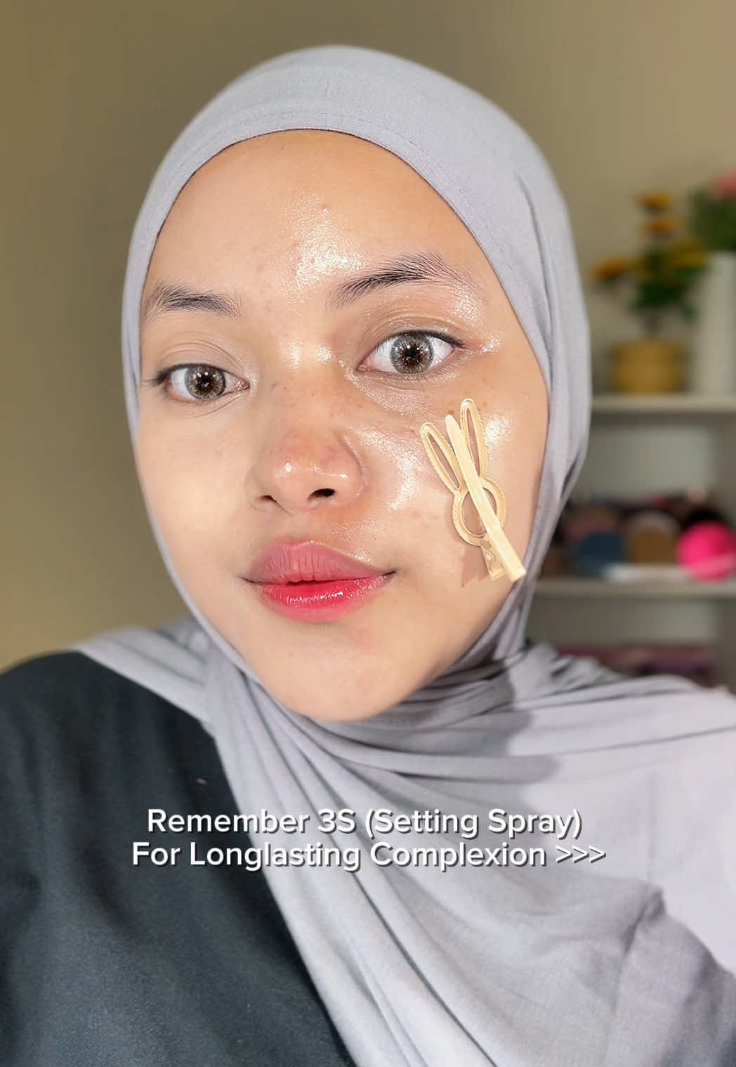 TikTok post by @valentinaraps17 for Make Over. Caption reads: Mantep sii iniii new setting spray from....