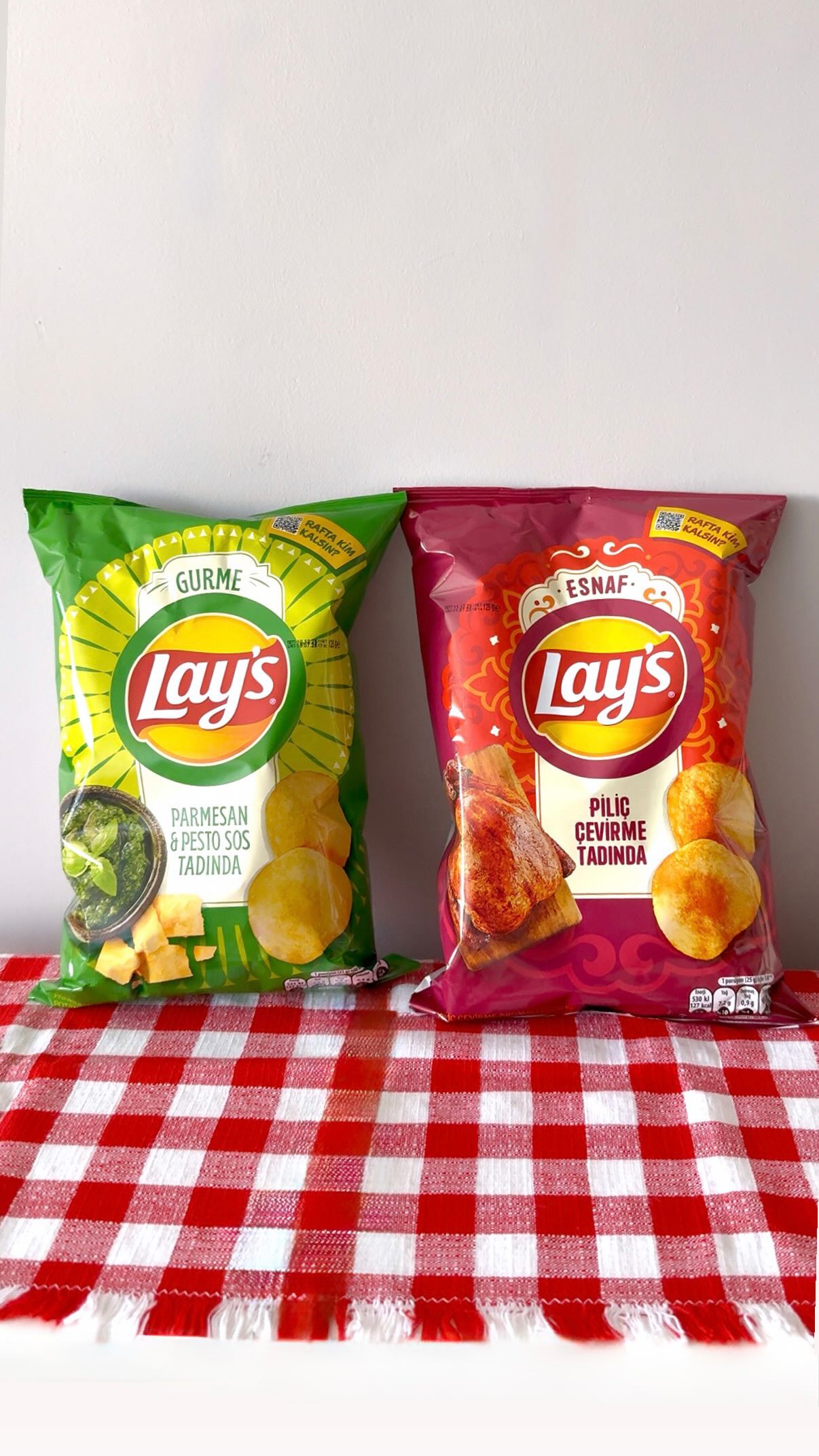 Instagram post by @lezzetariyorum for Lay's. Caption reads: #Yeni Lay’s Gurme & Lay’s Esnaf😍

Lays’ten 2 yeni....