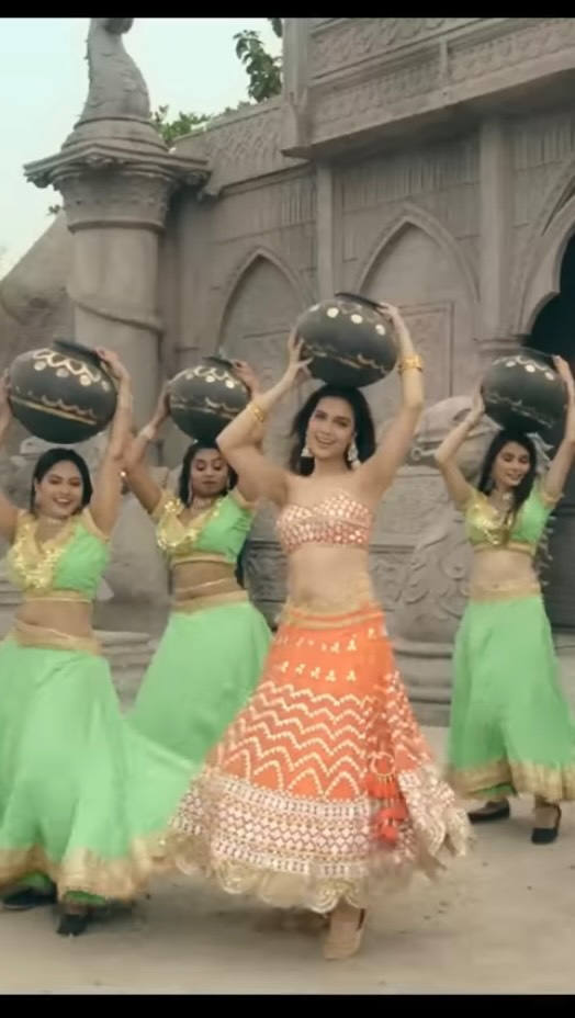 Instagram post by @divyaagarwal_official for Saregama. Caption reads: Drop a 💃 if you remember the hookstep of this....