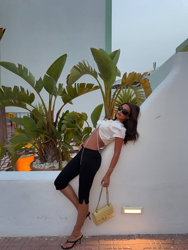 Instagram post by @oliviaphillipps for Windsor Store. Caption reads: cash out @windsorstore #windsorambassador ad.
