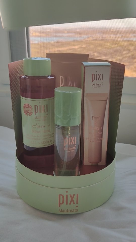 Instagram post by @miittocador for Pixi Beauty. Caption reads: [...] para subiros un poquito de @pixibeauty 💚 la....