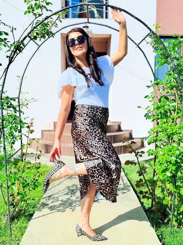 Instagram post by @iulia__antonescu for Bonprix. Caption reads: My shoes @bonprix 🎀 Număr articol95416481....