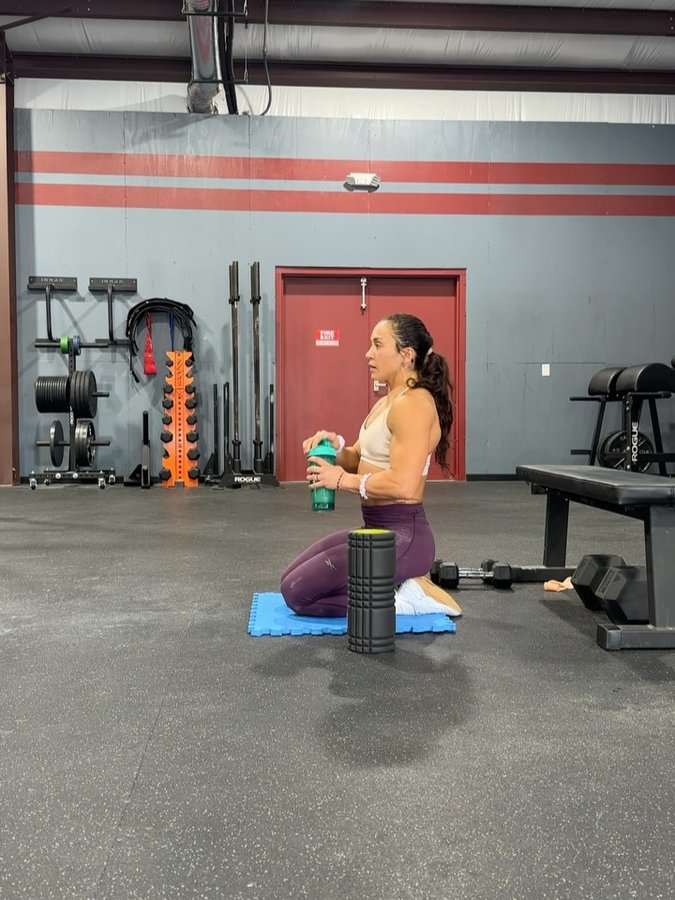 Instagram post by @fee.saghafi for BlenderBottle. Caption reads: Mondays we crush our legs in S1 and then run our....