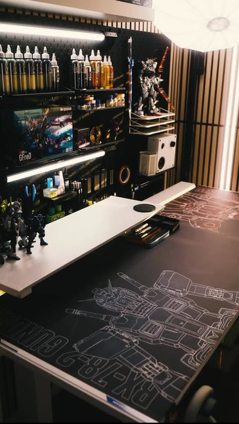 Instagram post by @blukara7 for Secretlab. Caption reads: [...] Suit. Designed for Builders.

The Secretlab....