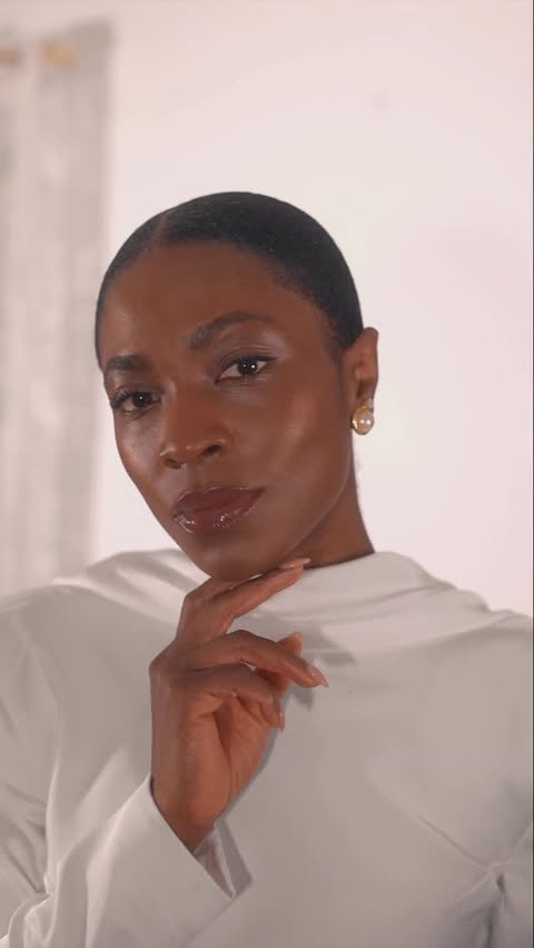 Instagram post by @mimilabesa for bareMinerals. Caption reads: Create your festive winter glow with @bareminerals....