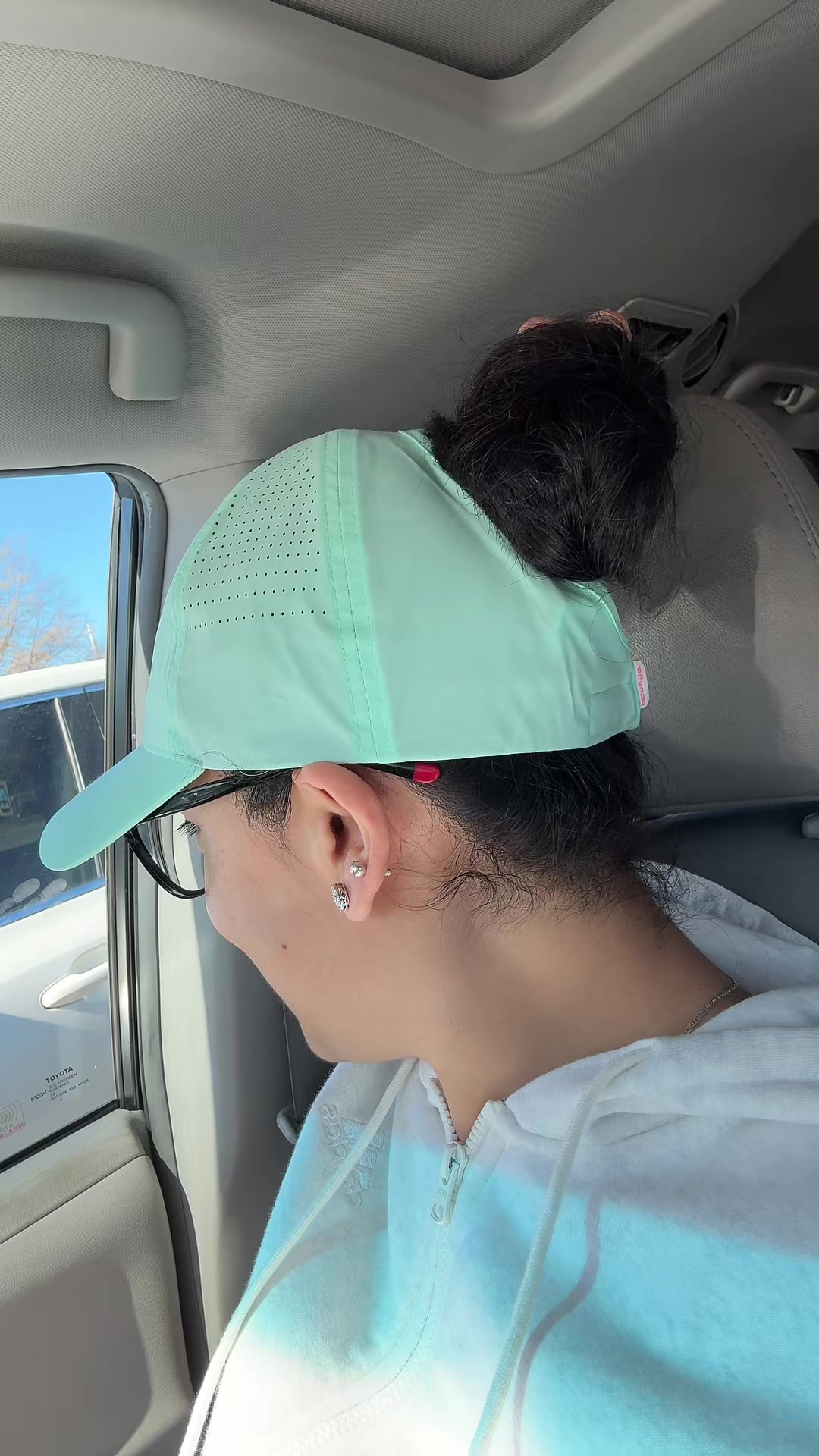 TikTok post by @viryescalantec for Ponyflo Hats. Caption reads: Gorras 🧢 para hacerte coleta alta 🙌 . . . . .....