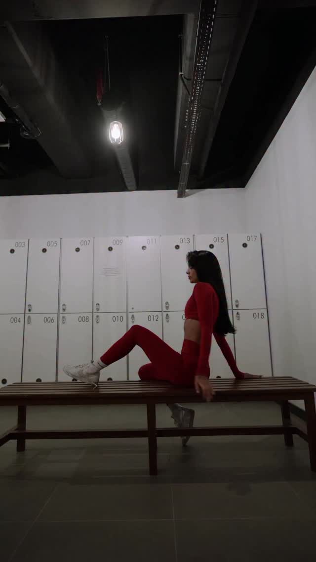 Instagram post by @pelinayigit for Beats by Dre. Caption reads: Kendi küçük, sesi büyük: Beats Solo Buds ile....