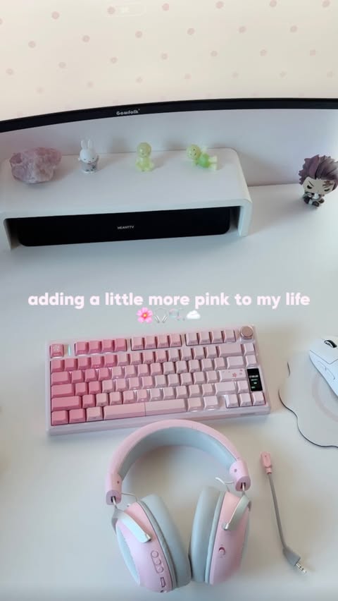 Instagram post by @cozy.bymi for Epomaker. Caption reads: ad🫧| pink tech just hits different🌸 @epomakerde....