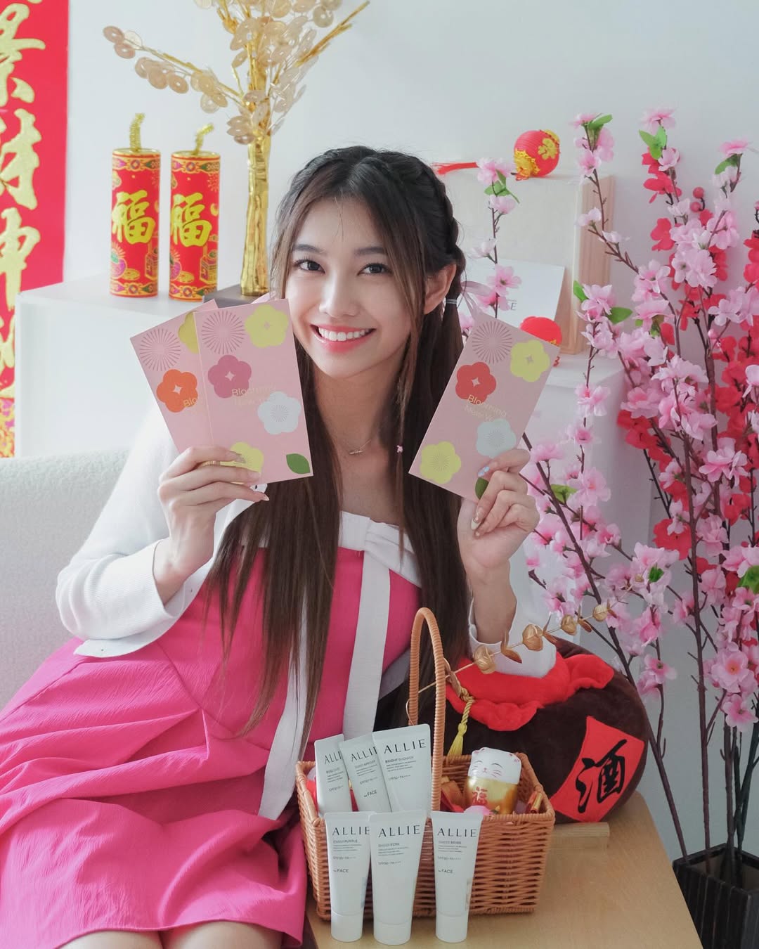 Instagram post by @jiahuii_08 for ALLIE. Caption reads: 新年肯定少不了串门与朋友聚会🧨 除了要经历长时间的持妆考验 底妆还得清透无暇✨

Color....