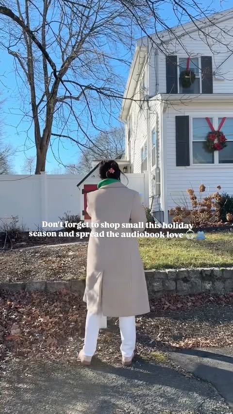 Instagram post by @estefaniareads for Libro.fm. Caption reads: [...] with me to spread the holiday joy with....