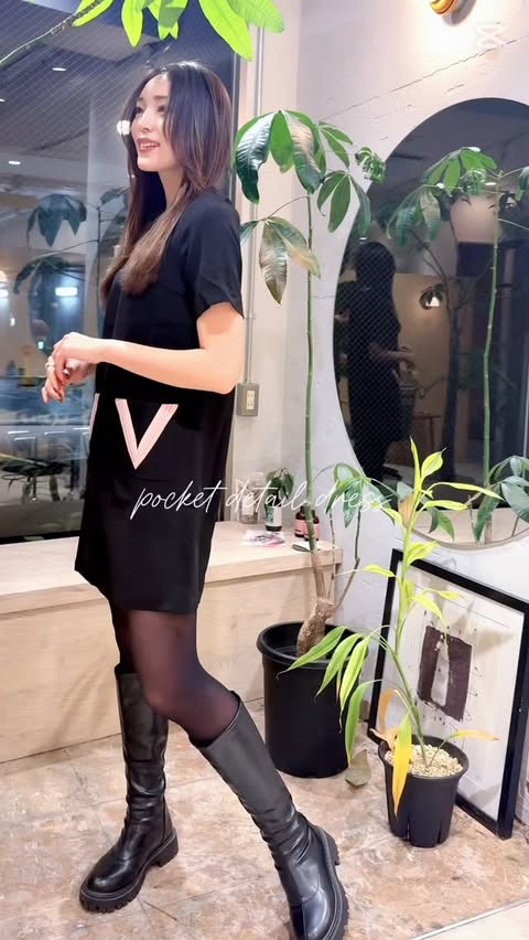 Instagram post by @mana_etty for Saturday Club. Caption reads: [...] 袖がすこし長めだから、合わせ方によってオールシーズン着れる♪ @saturdayclub....