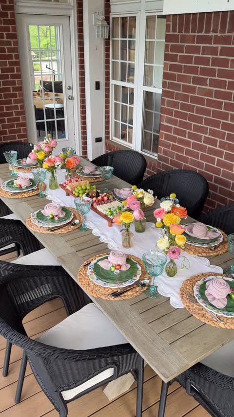 Instagram post by @samanthabauchmann for Lindt. Caption reads: MOTHER’S DAY TABLESCAPE with @lindt_usa....