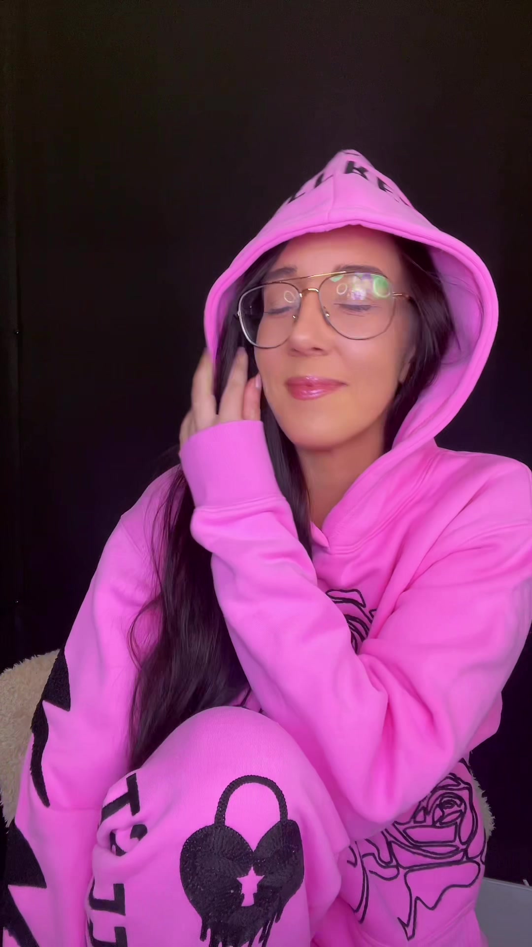 TikTok post by @bobbin_around for Jeffree Star Cosmetics. Caption reads: That new set mood 😌🤏🏻 @Jeffree Star Cosmetics .