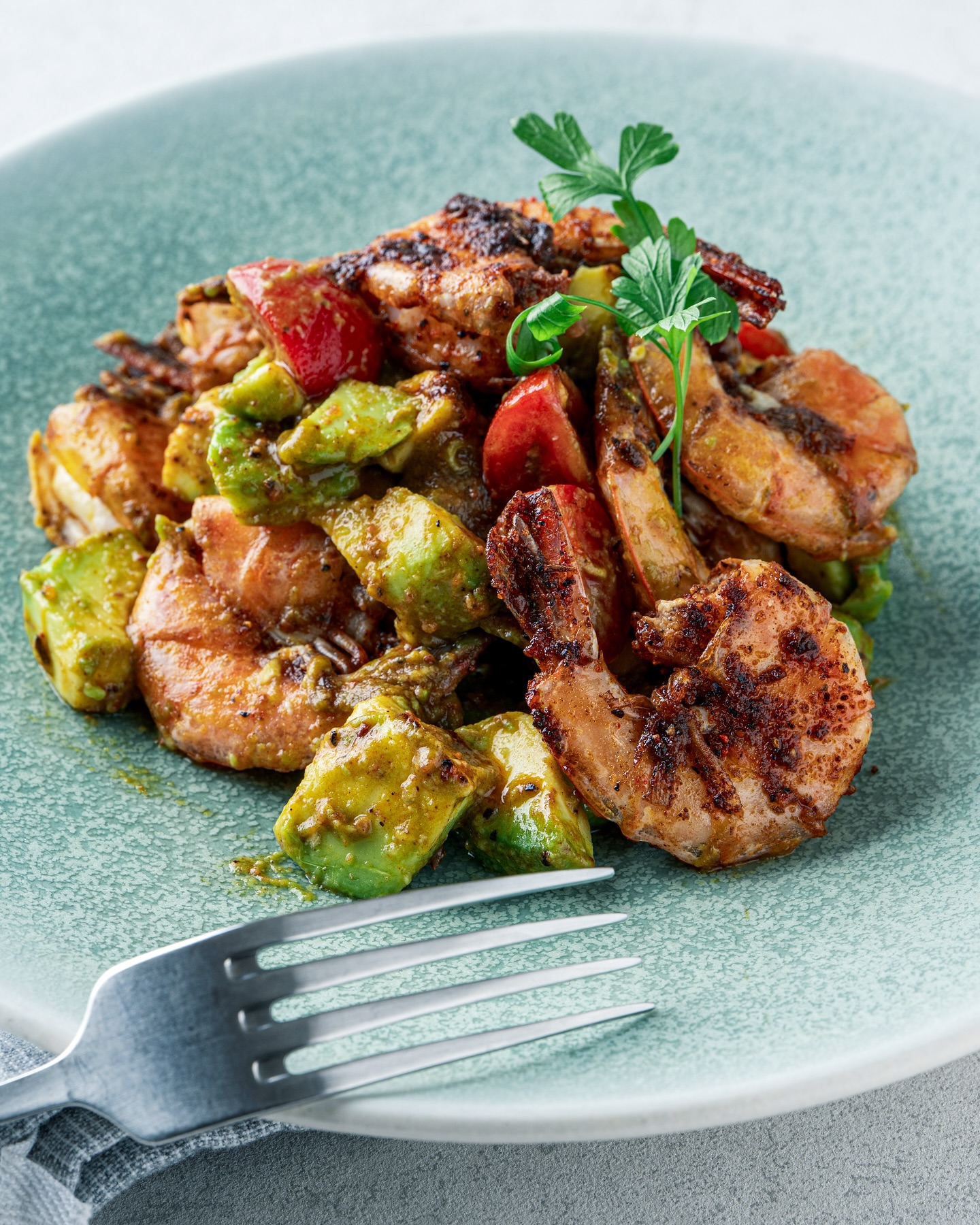 Instagram post by @tomoky_take for SPICE KINGDOM. Caption reads: .
海老とアボカドのホットサラダ
with....