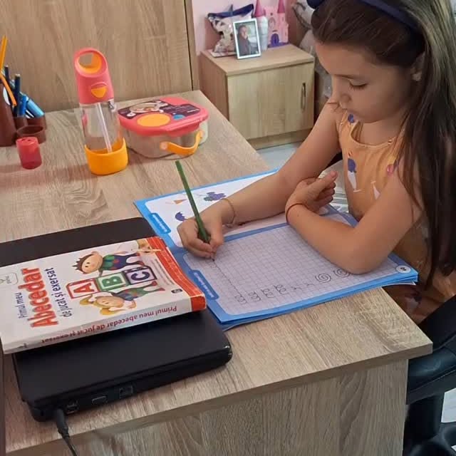 Instagram post by @gloredanastefania for b.box body. Caption reads: Copii mofturoși la mâncare? 
Cutia de prânz de la....