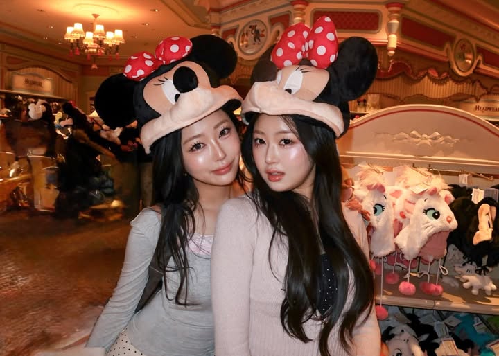 Instagram post by @hannahmina_twins for Tokyo Disney Resort. Caption reads: two Minnie mouses🎀 @tokyodisneyresort_official....