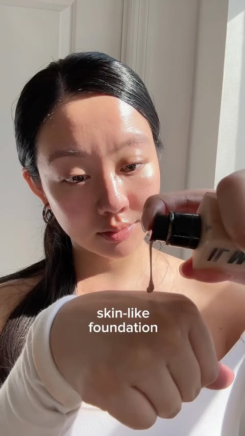 Instagram post by @newyorkerglow for IL MAKIAGE. Caption reads: skin-like foundation for summer #ilmakiagepartner....