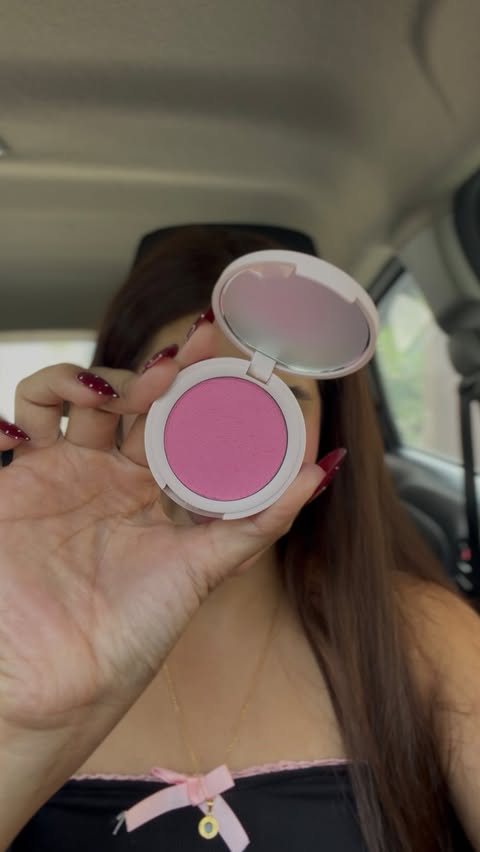 Instagram post by @nik.b.makeupbar for Kylie Cosmetics. Caption reads: [...] from my Dream Brand || ✨💓 . . .....