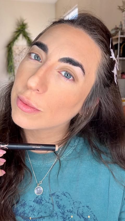 Instagram post by @samplesfantx for Influenster. Caption reads: @influenster @anastasiabeverlyhills #complimentary....