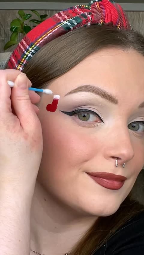 Instagram post by @breyonnafaye for Milani Cosmetics. Caption reads: EASY CHRISTMAS MAKEUP!!🎅🎄 would you wear it??....