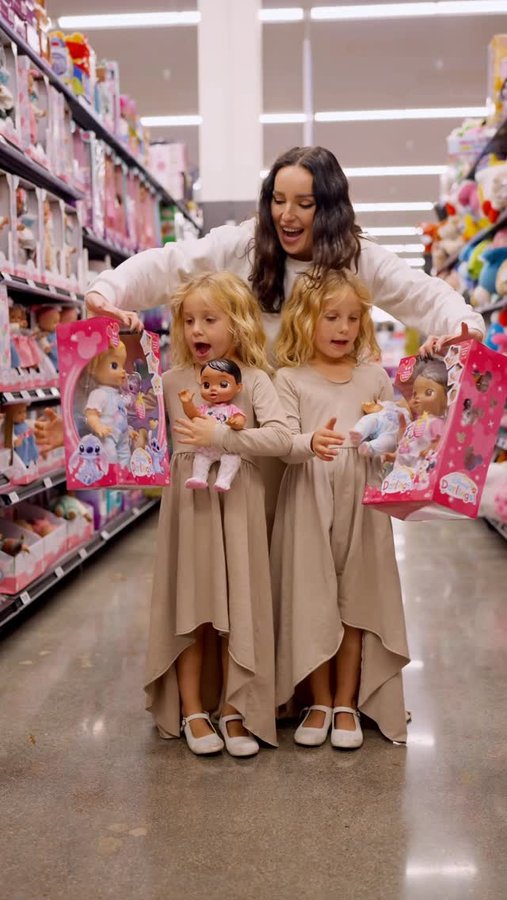 Instagram post by @annatwinsies for JAKKS Pacific. Caption reads: This video is sponsored by @JAKKSpacific.toys ✨....