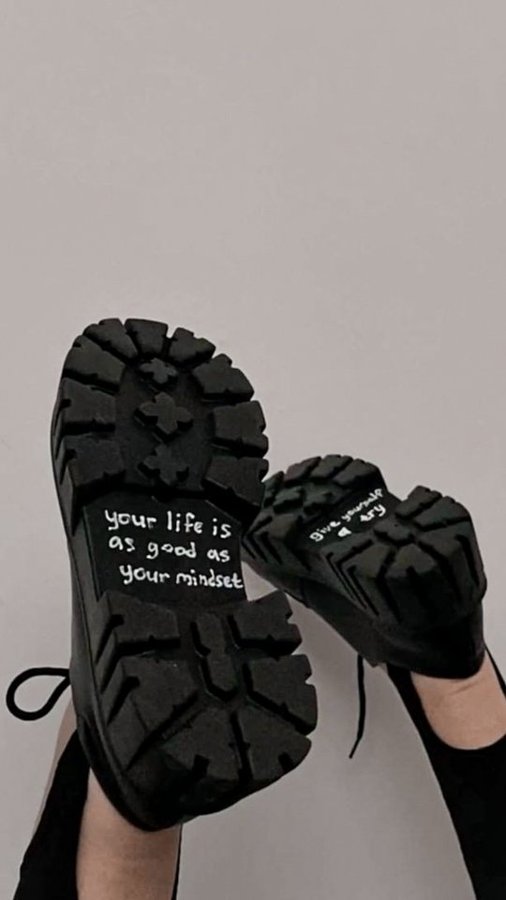 Instagram post by @vsioana for LightInTheBox. Caption reads: pink mood 🩷

Dress code....