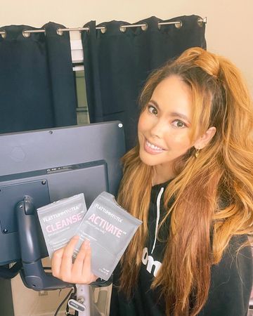 Instagram post by @extrahaute for Flat Tummy Tea. Caption reads: #ad I’m leaving bloat in the past thanks to....