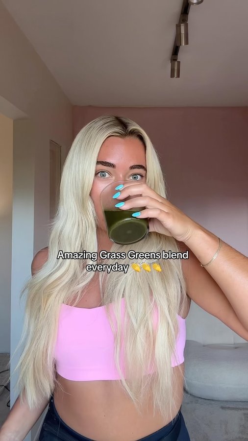 Instagram post by @sarcar_ for Amazing Grass. Caption reads: [...] hikes in San Diego fuled by the best....