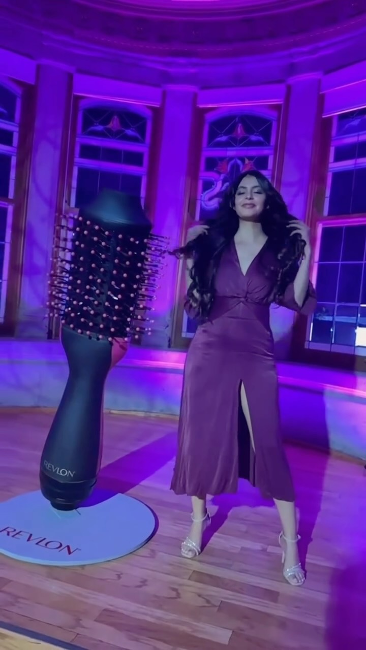 Instagram post by @lizroshuert_ for Revlon Hair Tools. Caption reads: #ThePinkGala #10anniversary 💇🏻‍♀️....