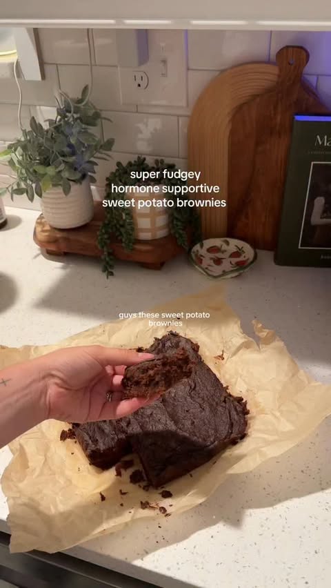 Instagram post by @saraxashleyy for Bob's Red Mill. Caption reads: [...] 1/4th cup + 1/8th cup almond flour....