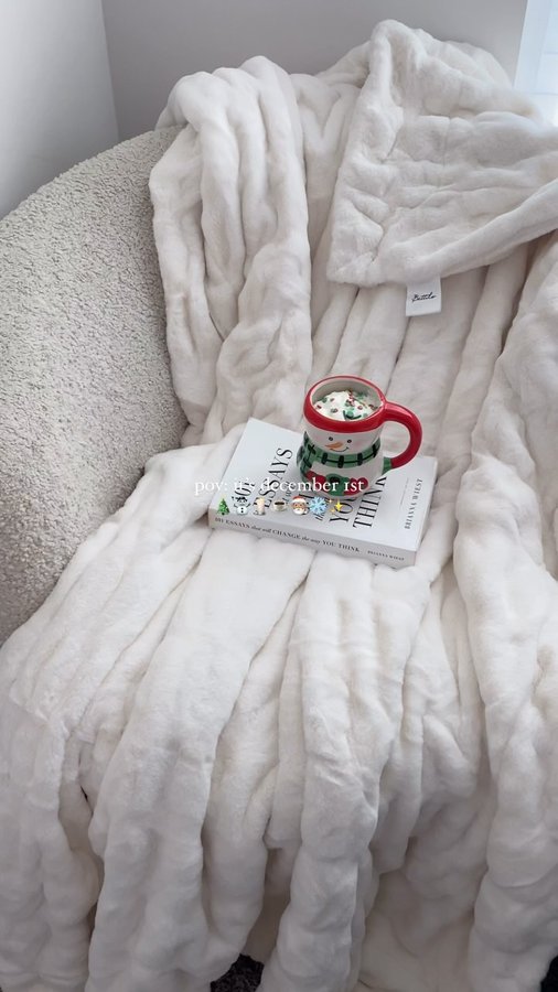 Instagram post by @jonell_minimalist for Battilo Home. Caption reads: cozy december morning ft. @battilo_home 
coziest....