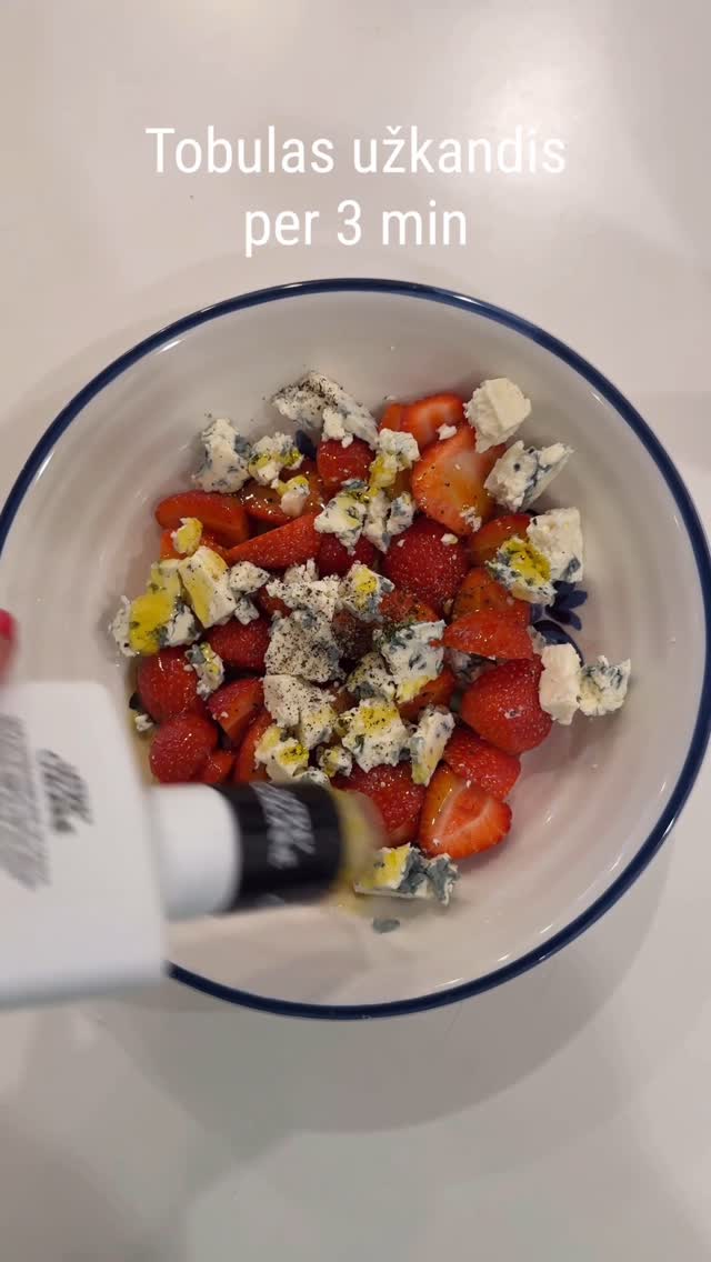 Instagram post by @urtedervynas for Santa Maria NL. Caption reads: Tiesiog sėdėjau ant sofos ir taip užsimaniau....