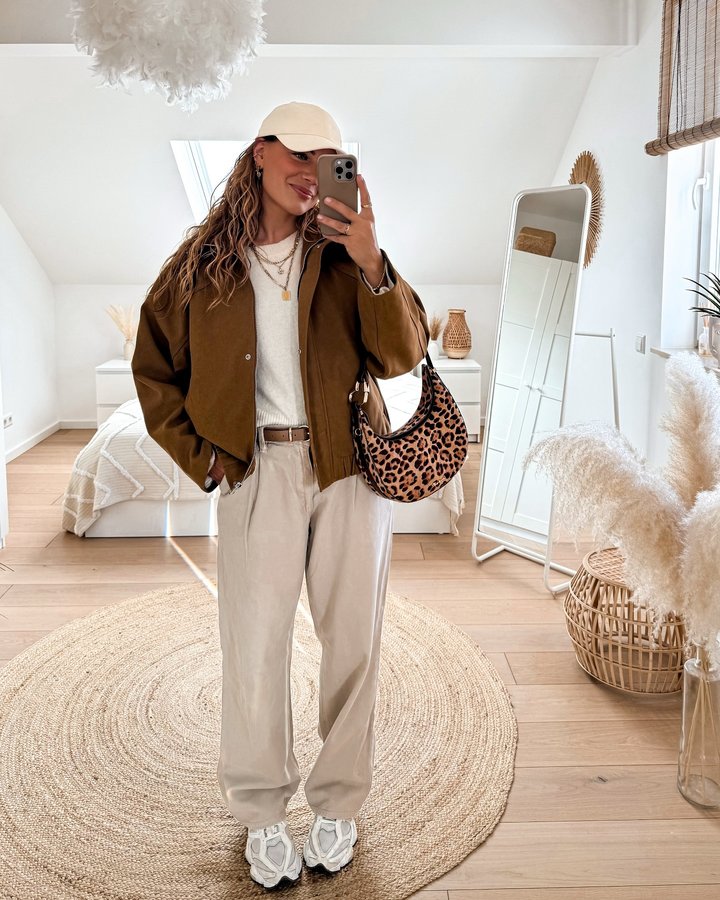 Instagram post by @jaquelinevazzola for WEAT. Caption reads: [...] @pullandbear Hose @uniqloeurope Tasche @weat....