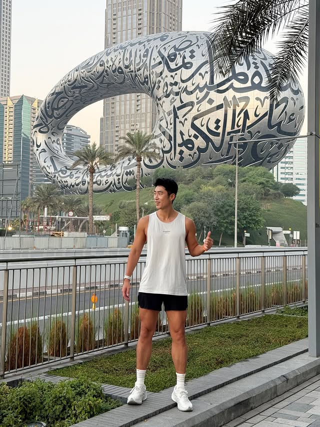 Instagram post by @minq_park for Visit Dubai. Caption reads: [...] place. 🤩

#두바이 #Dubai
#두바이원정대....