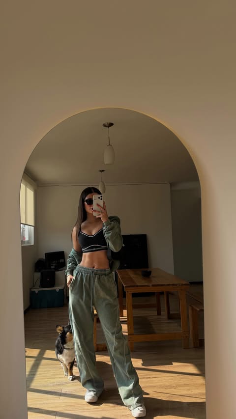 Instagram post by @sandiimoraa_ for Fashion Nova. Caption reads: @FashionNova La venta más grande del año [...].