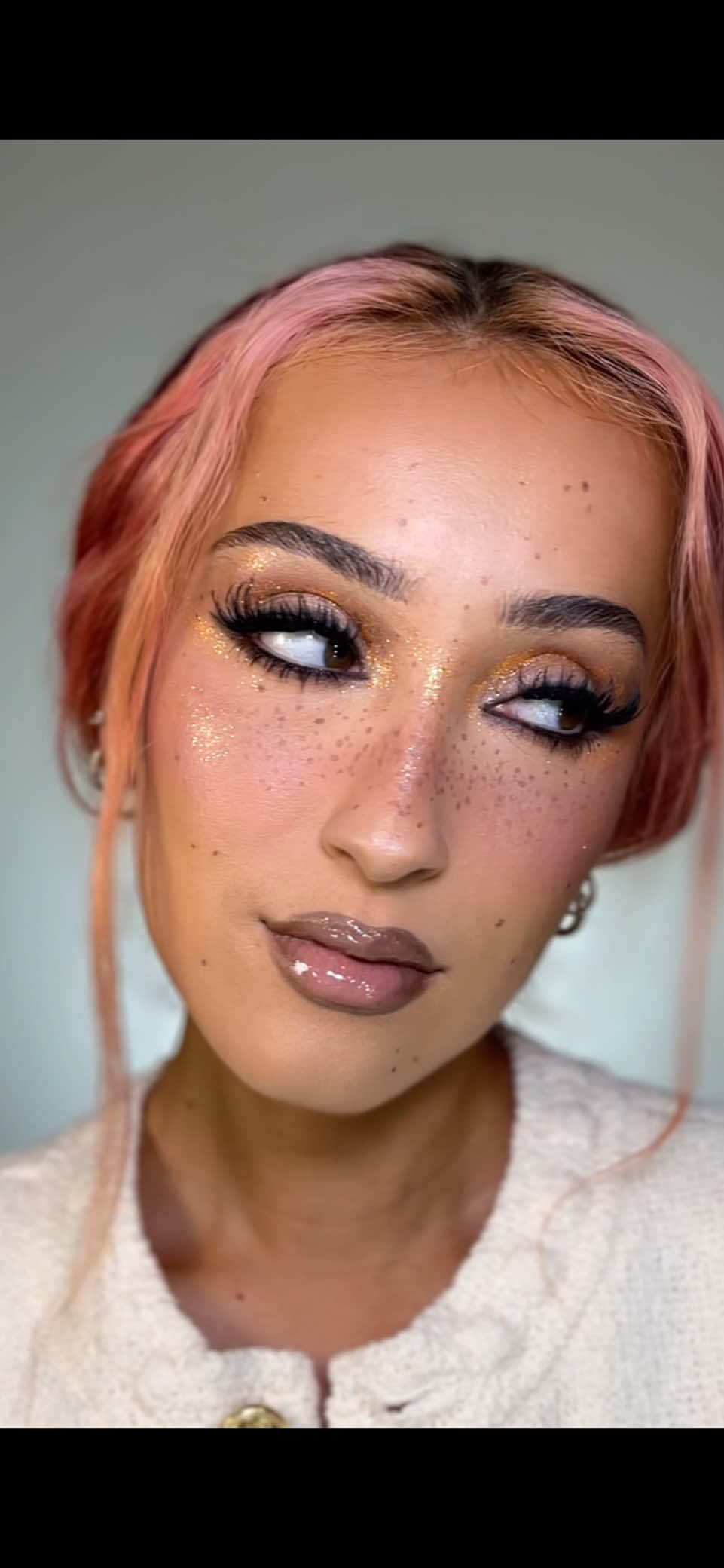 TikTok post by @alexluvsmakeup for Momo’s Workshop. Caption reads: [...] #puffs #powderpuff #beautyblender....