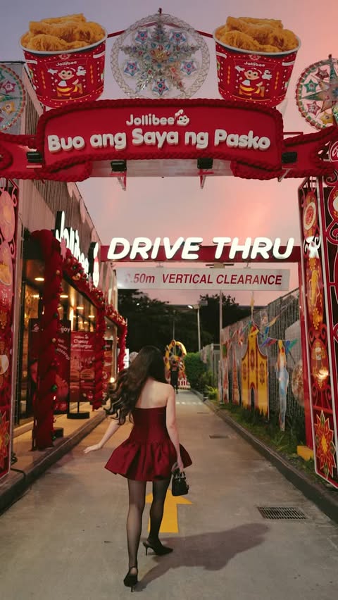 Instagram post by @andweaso for Jollibee. Caption reads: feel na feel ang paskong pinoy with @jollibee 🎄♥️....