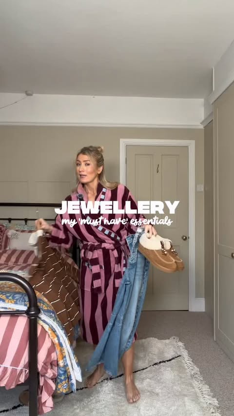 Instagram post by @megbrackpool for Linjer Jewelry. Caption reads: ad my fundamental jewellery essentials, get those....