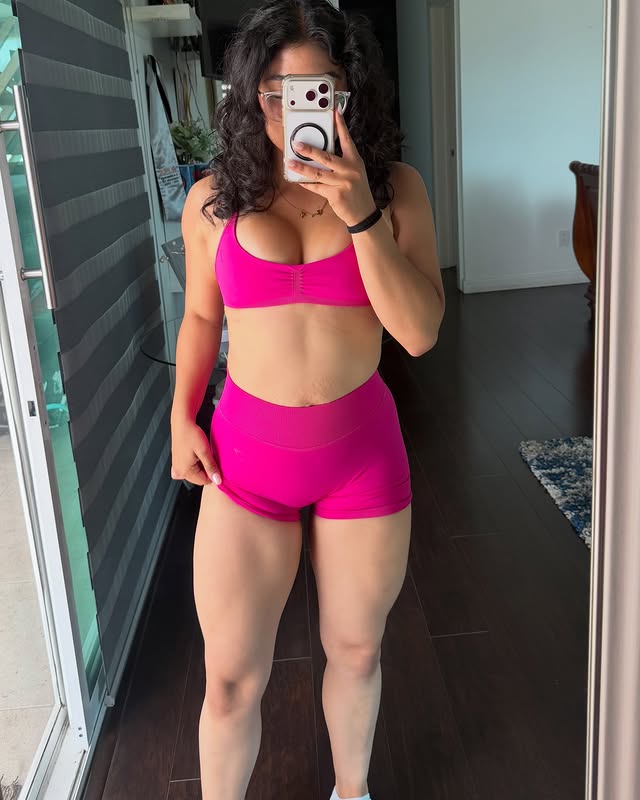 Instagram post by @liz.zfit for Gymshark Women. Caption reads: [...] Mid Rise Shorts talla S🩷 @gymshark....