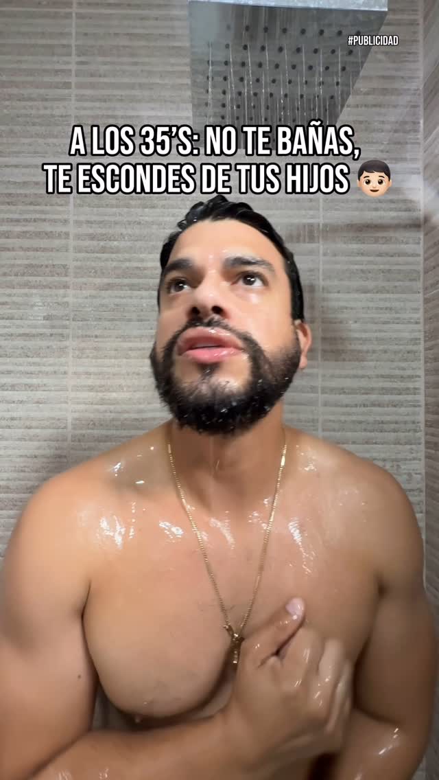 Instagram post by @pabloruales for Head & Shoulders LA. Caption reads: Tu forma de bañarte cambia con los años 🧼🕰️
Pero....