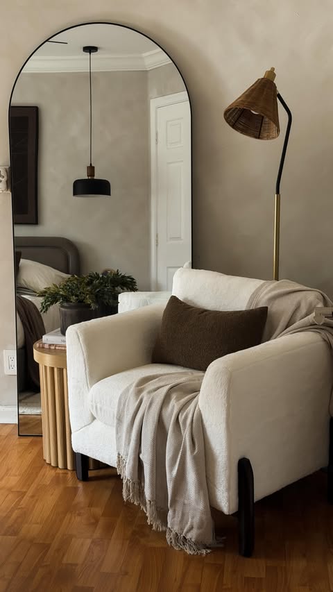 Instagram post by @miussetsantana for Overstock. Caption reads: [...] create a cozy bedroom corner with @overstock....
