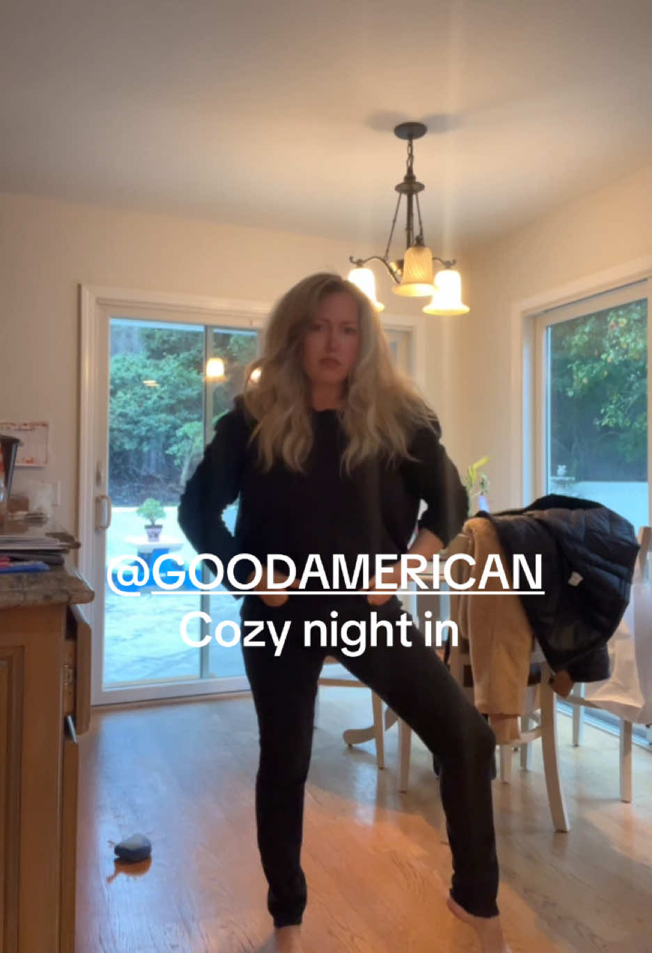 TikTok post by @beachtownmamacrown for GOOD AMERICAN. Caption reads: @GOOD AMERICAN good legs stretch jeans . [...].