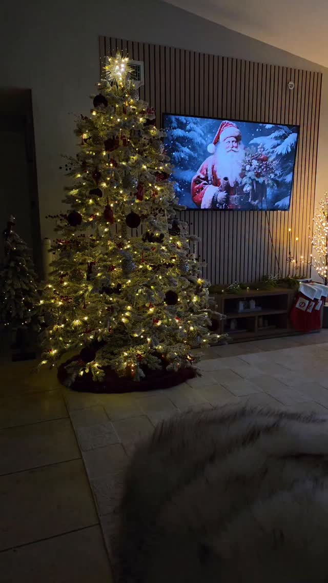 Instagram post by @athomewithlisi for King of Christmas. Caption reads: CHRISTMAS 2025 
 @kingofchristmas 🎄🦌

❄️Comment....