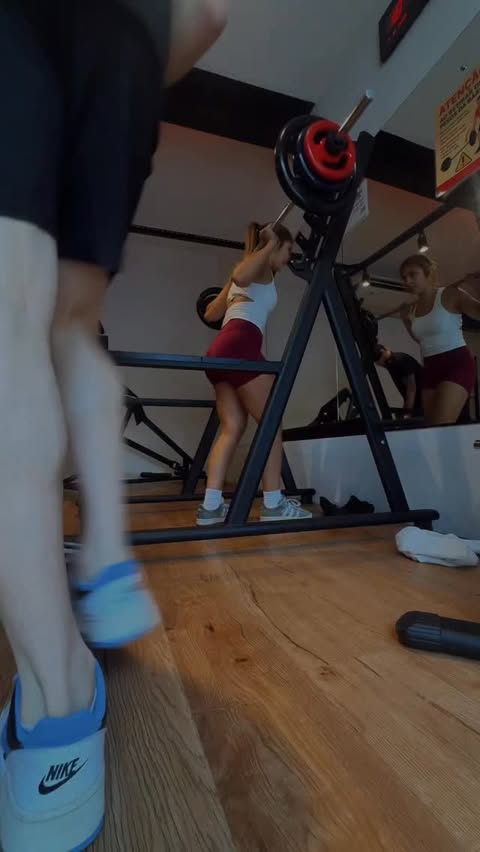 Instagram post by @daily.mandizinn for Gocase. Caption reads: [...] na cidade baixa e minha garrafina é da....