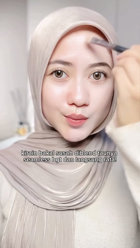 Instagram post by @twulandar_ for Barenbliss. Caption reads: trying the new barenbliss skin tint💗 #barenbliss....